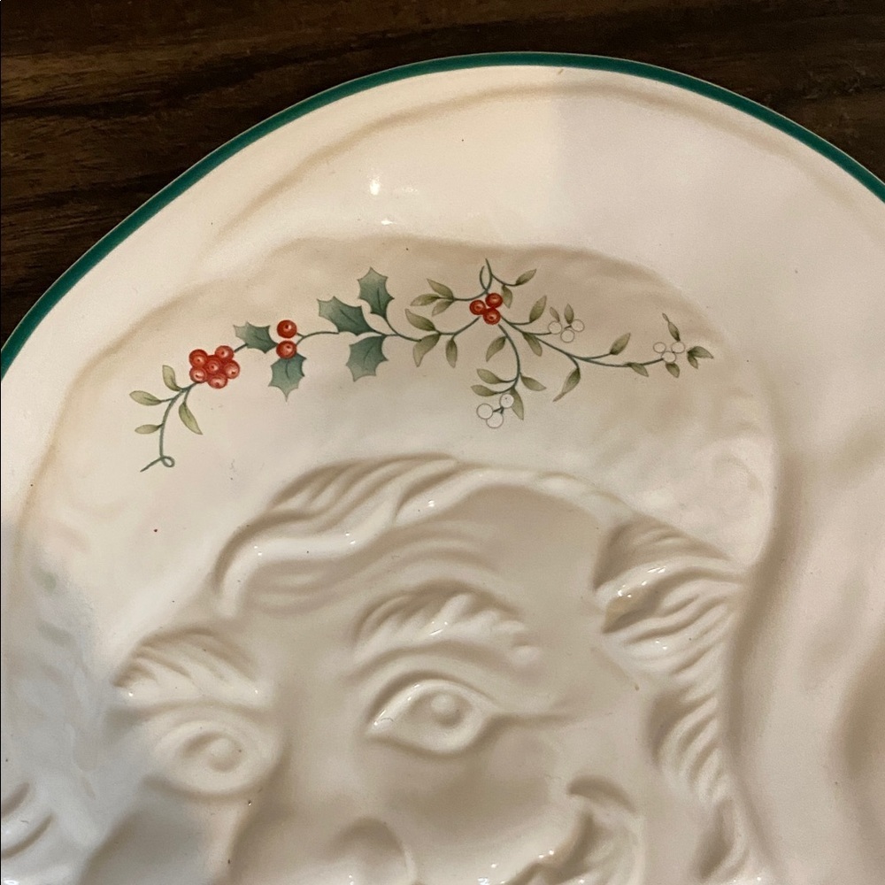 Pfaltzgraff Winterberry Embossed Santa Claus Ceramic Plate with Green Trim. - Picture 4 of 10